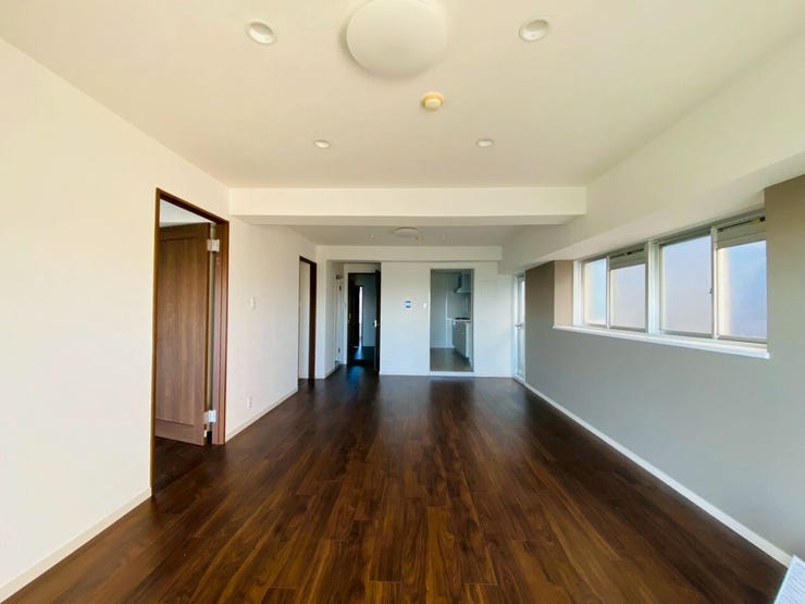 南側に大きな窓があるので、昼間は電気をつけずに過ごせる明るい空間です。家族一人ひとりがお気に入りの過ごし方を楽しめるリビングです♪