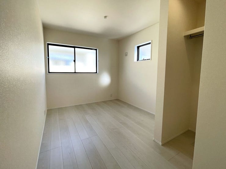 ◇洋室5.66帖◇
2面採光のお部屋は明るく風通しが良いです♪
収納もしっかり出来ますよ!