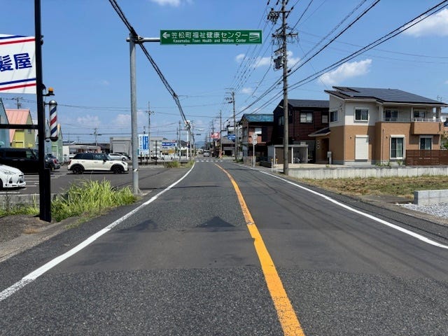 前面道路は2車線になっています。