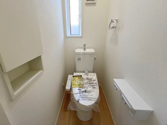 2階トイレ:1階、2階どちらのトイレも小窓付でしっかりと換気ができ、清潔に保てます◎(2025年11月14日 撮影)