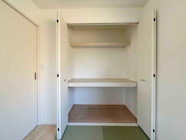 和室収納:押入れ収納は奥行きがあるので、衣装ケースや突っ張り棒を使って空間を有効活用できます!(2025年11月14日 撮影)