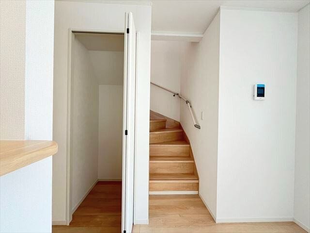 リビング収納&リビング階段:リビングにある収納は、細々とした物から大きな物までしまっておけます。(2025年11月14日 撮影)