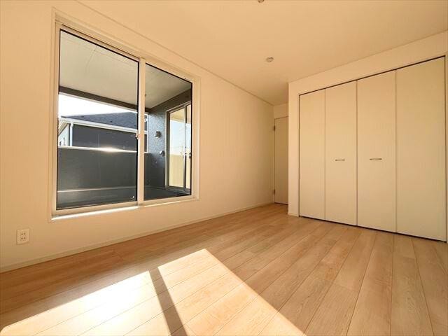 2階北東側6.5帖:クローゼットタイプの収納が付いています。こちらのお部屋からバルコニーへ直接出入りすることができます。(2025年11月14日 撮影)