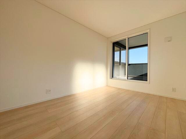 2階南側6.5帖:バルコニーへ直接出入りすることができます。ウォークインクローゼットの収納が付いています。(2025年11月14日 撮影)