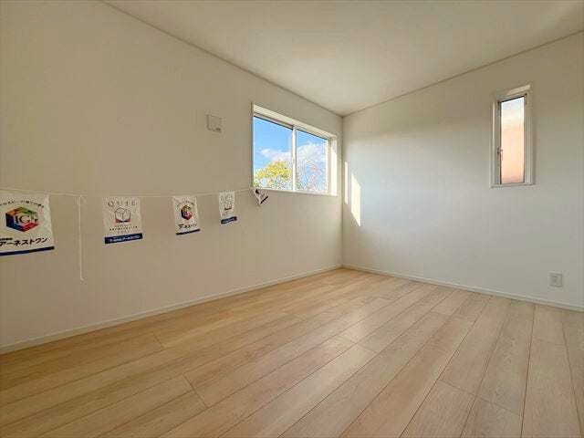 2階6帖:明るい木目と、白を基調としたお部屋です。ウォークインクローゼットが付いています。(2025年11月14日 撮影)