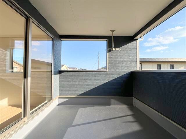 インナーバルコニーはお天気の崩れも気にせず、安心して洗濯物を干して置けます。(2025年11月14日 撮影)