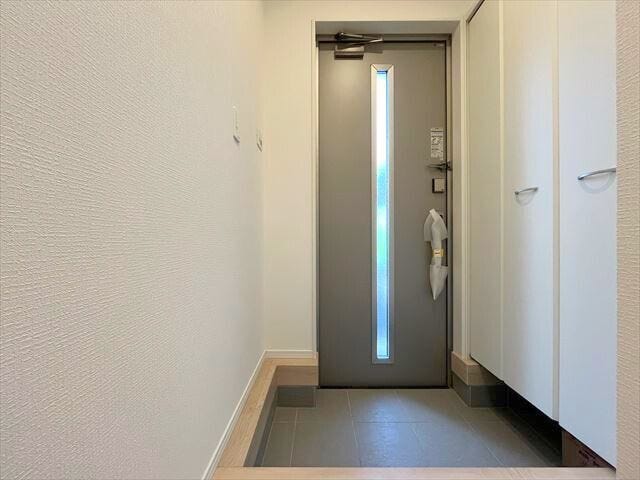 いつも気持ちよくご家族を迎えられる下駄箱付きの玄関です。廊下と玄関ホールの段差が低めに作られているので小さなお子様でも靴の脱着がしやすそうですね。(2025年11月14日 撮影)