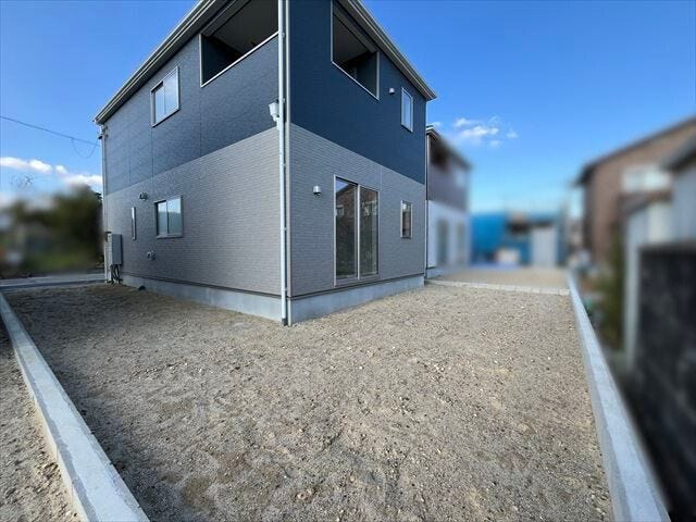 リビング前に位置するお庭は、大人の目の届く範囲でお子様を遊ばせておけるので、安心ですね。(2025年11月14日 撮影)