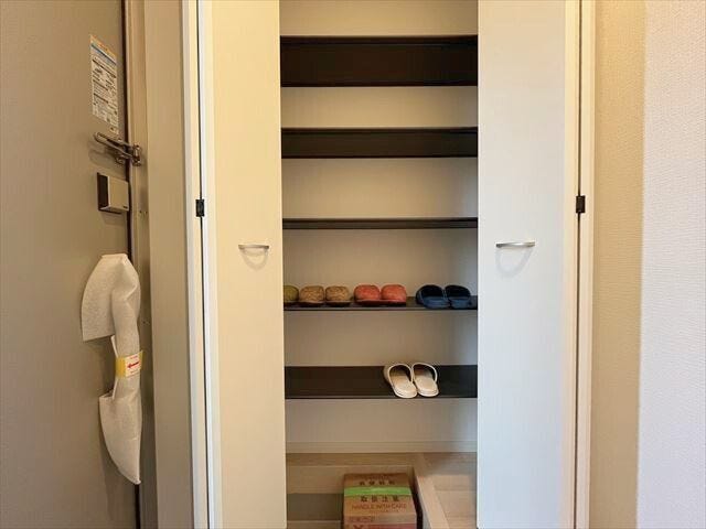 玄関収納:大型の玄関収納です。収納力があるので、ご家族の靴もたくさん保管できそうです。(2025年11月14日 撮影)
