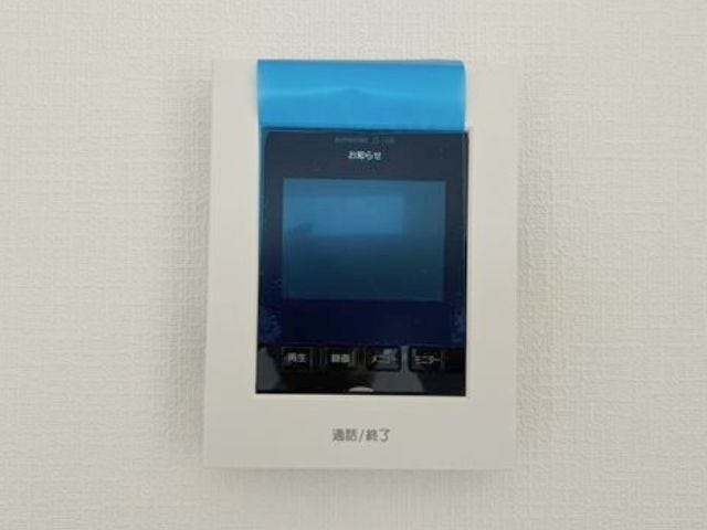 モニター付きインターフォン:訪問者の顔を確認してから応対できるのは防犯の効果が高まり、暮らしに安心を与えてくれます。(2025年11月14日 撮影)