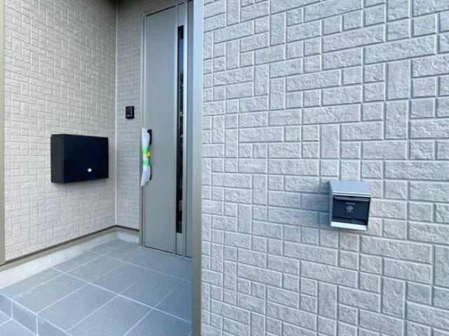 玄関ポスト&EV車充電設備:環境に優しい電気自動車の充電屋外コンセント。(2025年11月14日 撮影)