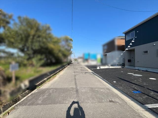 幅員約5mの前面道路です。2台の車がすれ違うことが出来る道幅です。車の出し入れもゆったりとする事が出来ます。
(2025年11月14日 撮影)