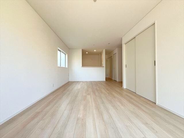 優しい色合いのフローリングはどんな家具とも相性が良いですね。家族のくつろぎの空間になること間違いなしです!(2025年11月14日 撮影)