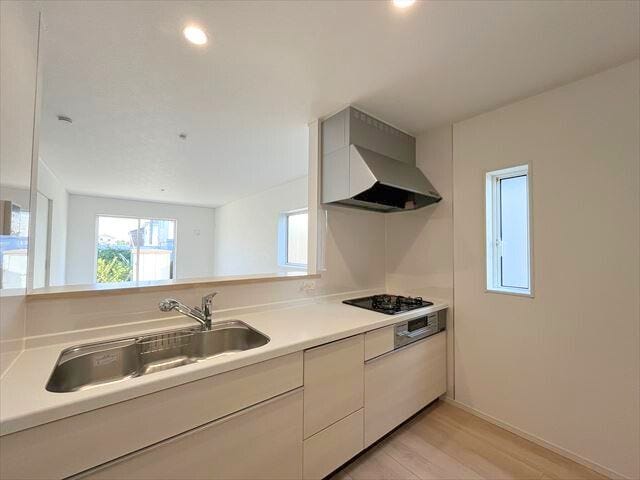 小窓がついているので、調理中の匂いもすぐに換気できます!リビングにも匂いがこもりにくいですね。(2025年11月14日 撮影)