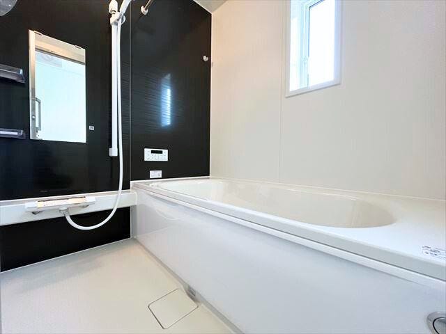 壁の色に変化をつけているので、明るさを保ちつつも落ち着いた印象の浴室です♪広々としたバスタブは1日の疲れをリフレッシュ出来そうですね。(2025年11月14日 撮影)