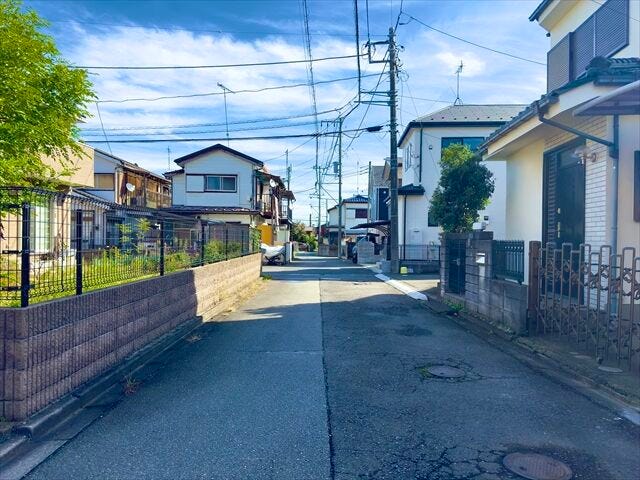 【北側 前面道路】幅員約4mの前面道路です。普通車が1台通れる幅となります。大型車の通行が少ないので、振動や騒音が抑えられます。