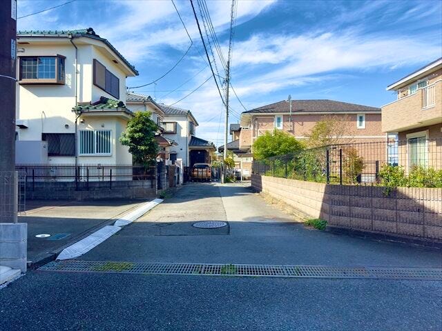 【北側 前面道路】幅員約4mの前面道路です。車がすれ違うには厳しい道幅ですが、車はスピードを抑えて走行するので、お子様にも安全な道幅となっています。