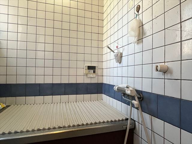 明るさを保ちつつも落ち着いた印象の浴室です。広々としたバスタブは1日の疲れをリフレッシュ出来そうですね。