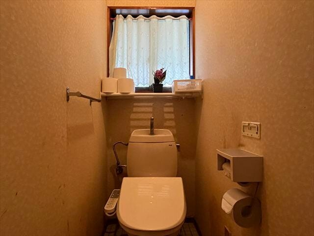 明るく清潔感のある、シンプルな壁紙のトイレです。小窓の手前には芳香剤を置いたり小物を置くことができますね。
