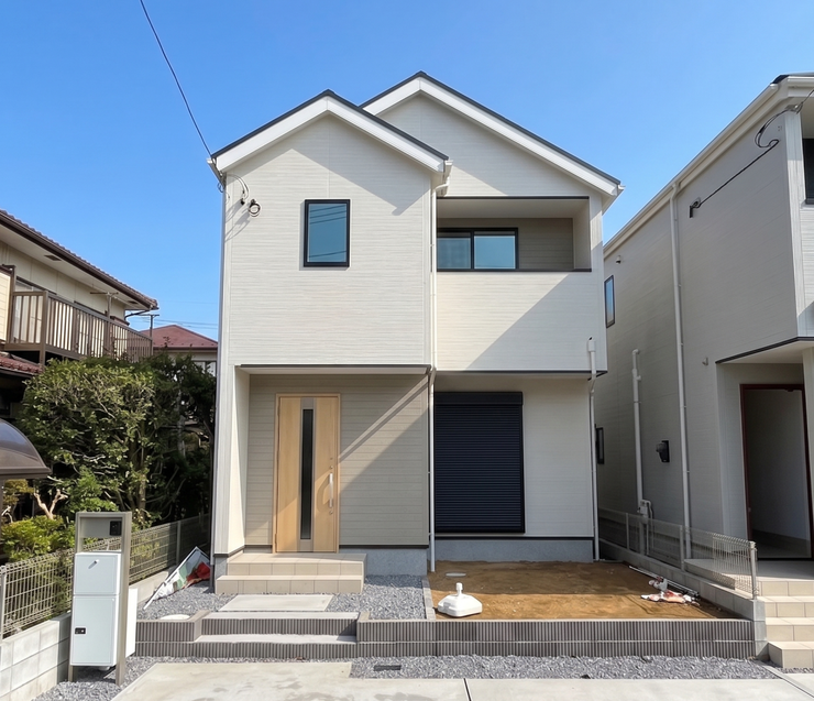 【Exterior】駐車スペースは2台分確保。車を複数所有するご家庭にも安心の設計です。