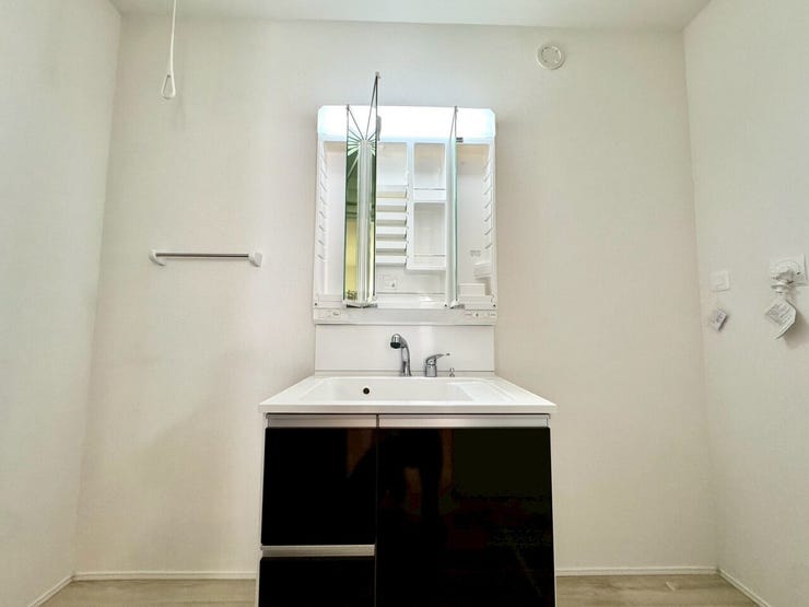 【Washroom】毎朝の準備がスムーズに。広めの洗面台と収納が使いやすい洗面所です。