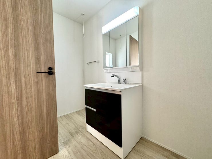 【Washroom】すっきりとしたデザインで、毎日の生活が快適に。収納も豊富な洗面所です。