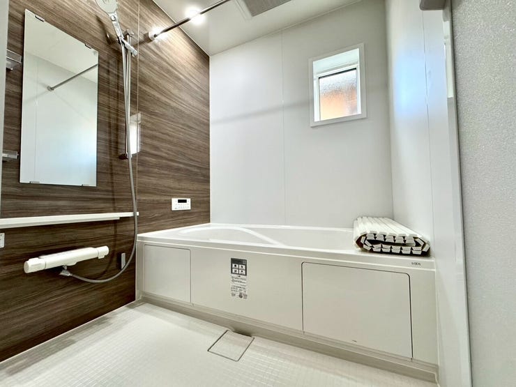 【Bathroom】お子様とのバスタイムにも十分な広さがあり、掃除も簡単にできます。