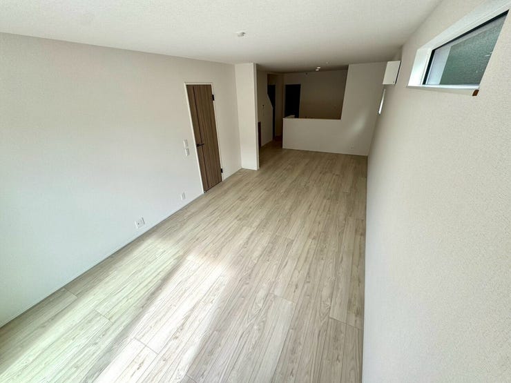 【Living】広々としたリビングは、大きな窓から自然光が差し込む温かな空間です。