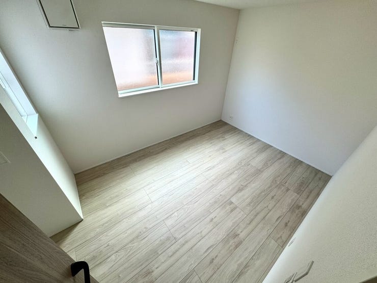 【Bedroom】ナチュラルな内装で、リラックスできる空間。寝室や書斎にも最適です。