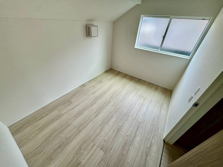 【Bedroom】勾配天井が印象的な洋室。開放感と個性を感じられる空間です。