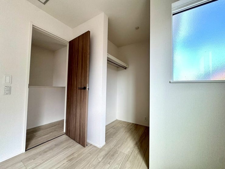 【WIC】広々としたウォークインクローゼットで、衣類や小物をすっきり収納できます。