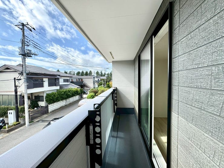 【Balcony】日当たりの良いバルコニーはお洗濯物がしっかり乾きやすく、毎日の家事にも重宝します。