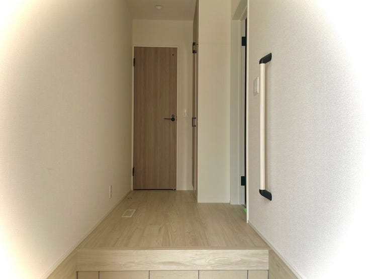 【Entrance】シューズボックス完備の玄関で、靴や小物もスッキリ収納できます。