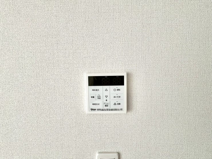 【Facilities】お湯の温度調整がラクな給湯器リモコン付き。追い焚き操作も簡単です。