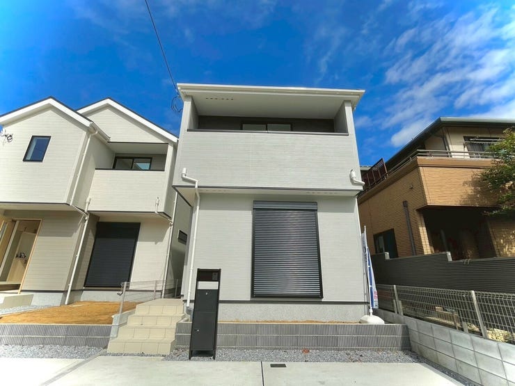 【Exterior】駐車スペースは2台分確保。車を複数所有するご家庭にも安心の設計です。