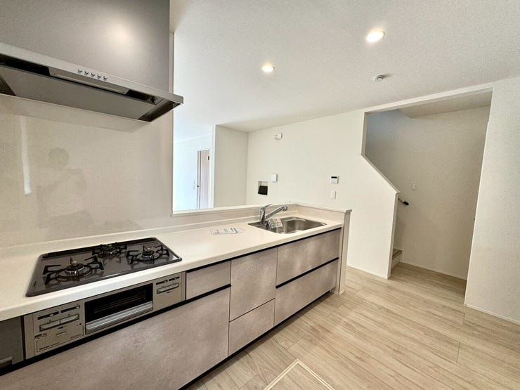 【kitchen】広めのキッチンは料理のしやすさを追求した設計。収納も豊富で作業がしやすい空間です。