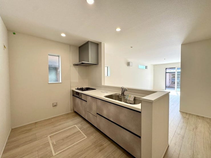 【kitchen】効率よく使える広々キッチン。収納力も高く、料理の時間がスムーズに。