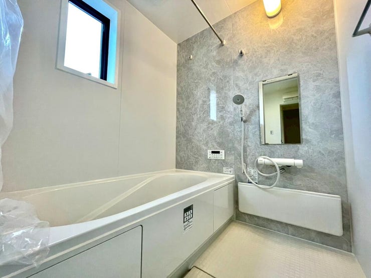 浴室に物干し竿があるため室内で洗濯物を干すことができ、 雨の日や寒い季節など、外に干すことが難しい場合に重宝します!