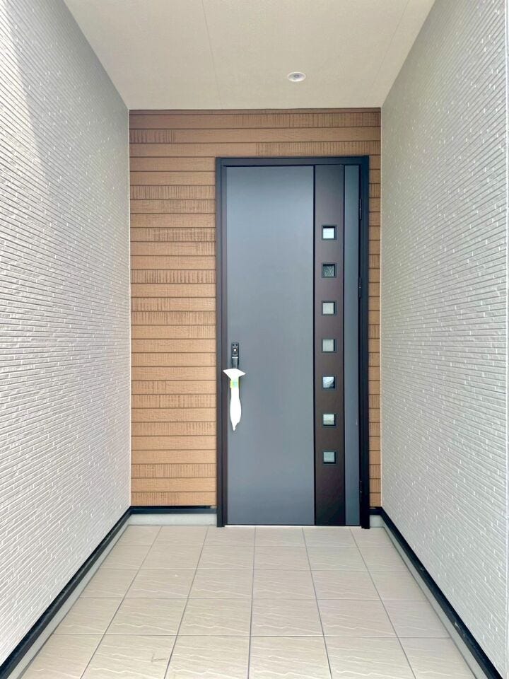 玄関ポーチは屋根があることで、雨の日でも濡れずに傘を開閉出来たり、日差しを遮ることで快適な出入りできます!