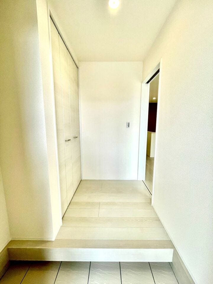 玄関は入ってすぐが壁になっているため外から中が見えづらく、プライバシー保護にも繋がります♪