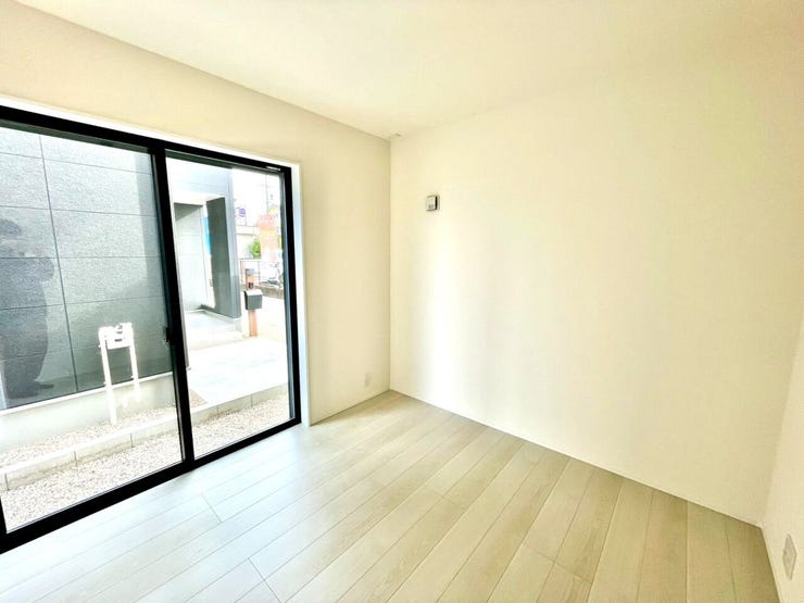 1階の洋室は来客時にプライベートな空間として利用でき、訪問者を気軽に受け入れられるようになります!