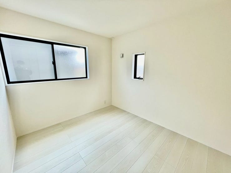 コンパクトなデスクとチェアを置いて、自宅での作業や勉強のための集中スペースとしても活用できます!