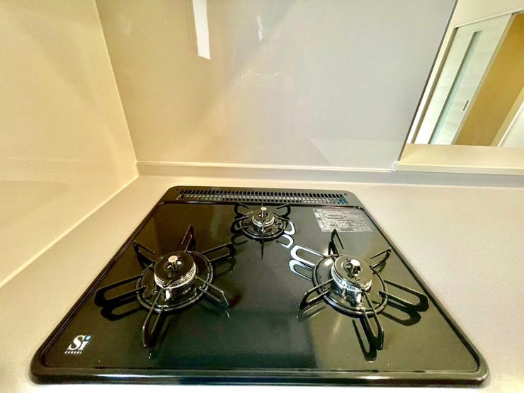 三口コンロは大人数分の料理を手早く準備する際に便利です!大家族の方やパーティーやイベントのときにも活躍します!
