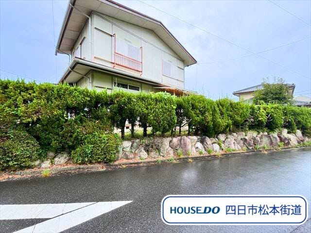 南側から撮影:初期費用が抑えられる解体更地渡しです。角地で陽当り・通風良好ですよ。
(2025年8月10日 撮影)