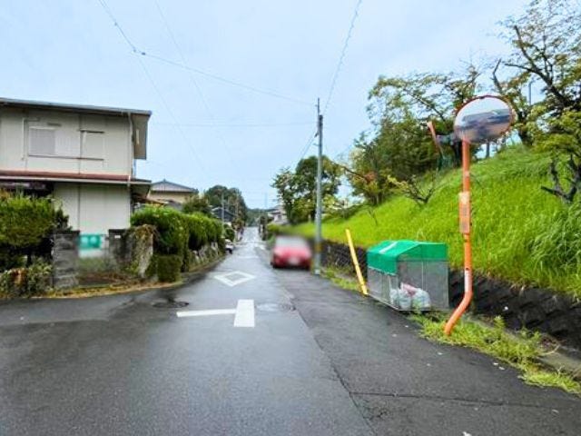 南側の前面道路、幅員約5mです。車がすれ違うのに安心な道幅です。道幅が広すぎると交通量が増えてしまうのも心配ですので、これぐらいが理想的な道幅なのかもしれませんね。
(2025年8月10日 撮影)
