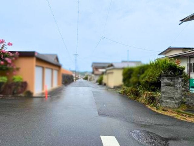 西側の前面道路、幅員約6mです。道路幅にゆとりがあるので、車種を選びません。大きめの車を乗りたい方にもオススメです。
(2025年8月10日 撮影)