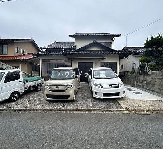 【外観】
黒瓦の和風住宅です。ブロック塀を撤去し、駐車スペースが広くなりました。おうちは、外壁塗装を行い、明るいお家に変わりました。