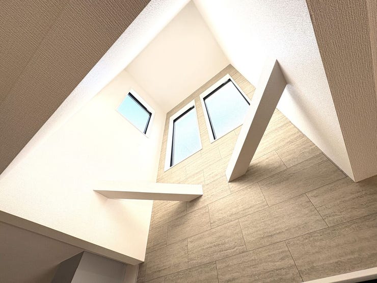 リビング上部は明るく開放的な吹抜あり!