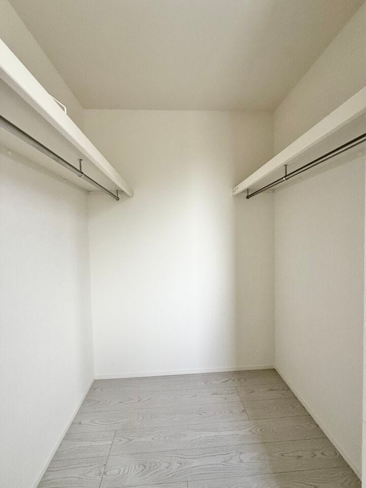 ■□■2階6.5帖洋室WIC■□■衣類から小物まで一ヶ所に集約。整理整頓がしやすく、毎日のコーディネートが楽しくなるゆとりの収納です