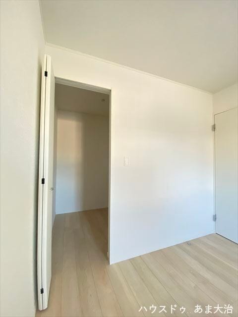 7.5帖洋室:ウォークインクローゼットがあります。ほこりがつきにくく大事な衣類や大型の季節家電も安心して収納しておけますね。